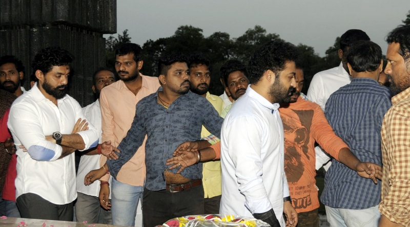 Jr-NTR-And-Kalyan-Ram-Pays-Tribute-To-NTR-At-NTR -Ghat-07